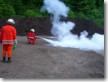 Ausbildung - Die Bereitschaft übt den Umgang mit Feuerlöschern  (22.06.2010)