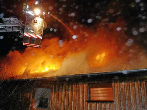 Einfamilienhaus in Flammen: Rauchmelder weckt schlafende Bewohner 