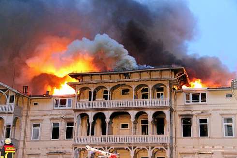Marodes Hotel wird ein Raub der Flammen