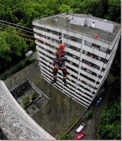 Höhenretter trainieren in Bad Harzburg am Apart-Komplex spektakuläre Rettung
