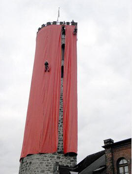 Höhenrettungsgruppe verhüllte Turm - Bald leuchtet die Riesenkerze wieder (19.11.2011)