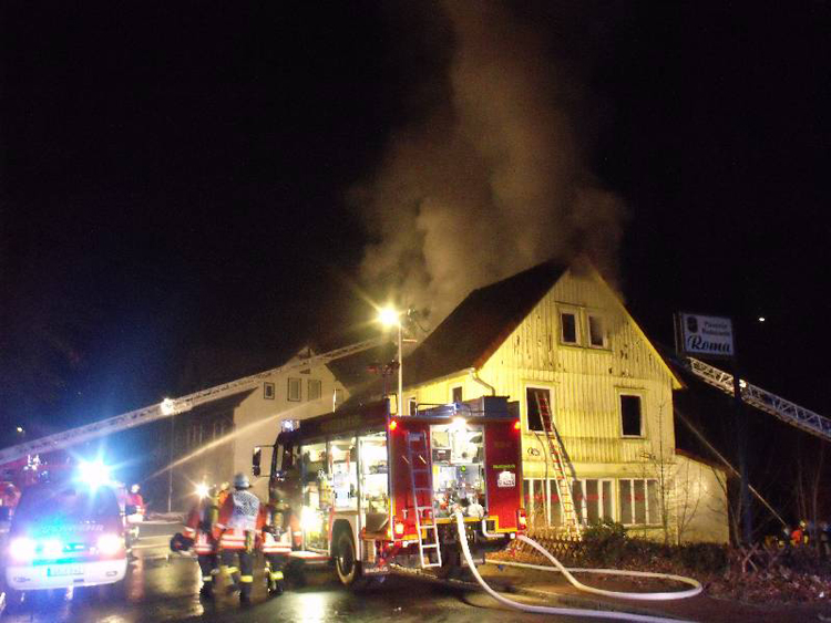 Feuer tobt in leer stehendem Gebäude in Altenau (11.03.2014)